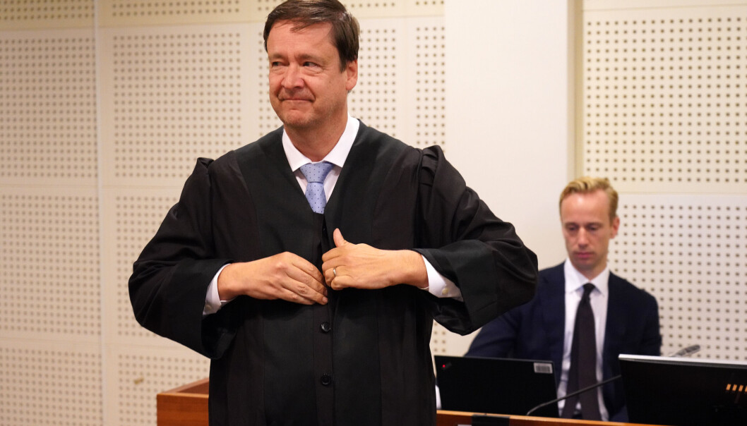 Advokat John Christian Elden opplyser til flere medier at avhøret av Zaniar Matapour igjen ble avbrutt søndag. Foto: Ole Berg-Rusten / NTB Advokat John Christian Elden opplyser til flere medier at avhøret av Zaniar Matapour igjen ble avbrutt søndag. Foto: Ole Berg-Rusten / NTB