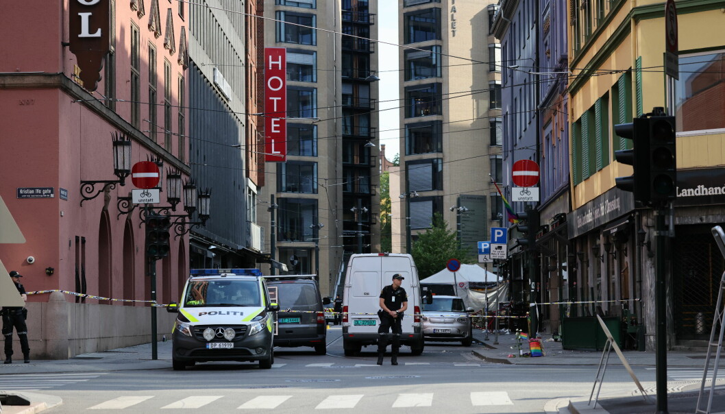Oslo 20220625. Politiet jobber på stedet etter at det ble avfyrt flere skudd på utsiden av London pub i sentrum av Oslo, natt til lørdag. To personer ble drept og mange er skadet.Foto: Ørn E. Borgen / NTB