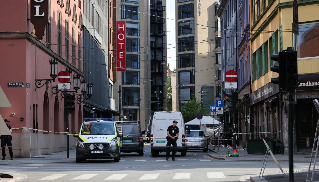 Oslo 20220625. Politiet jobber på stedet etter at det ble avfyrt flere skudd på utsiden av London pub i sentrum av Oslo, natt til lørdag. To personer ble drept og mange er skadet.Foto: Ørn E. Borgen / NTB Oslo 20220625. Politiet jobber på stedet etter at det ble avfyrt flere skudd på utsiden av London pub i sentrum av Oslo, natt til lørdag. To personer ble drept og mange er skadet.Foto: Ørn E. Borgen / NTB