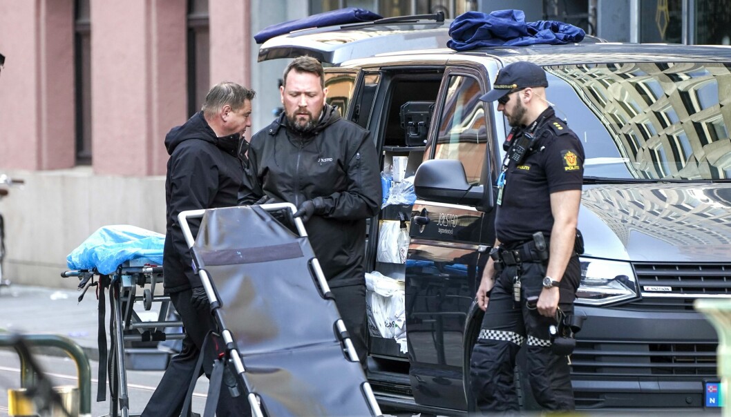 Politiet er fortsatt tidlig i etterforskningen etter fredagnattas angrep på London pub. Her er kriminalteknikkere i aksjon.