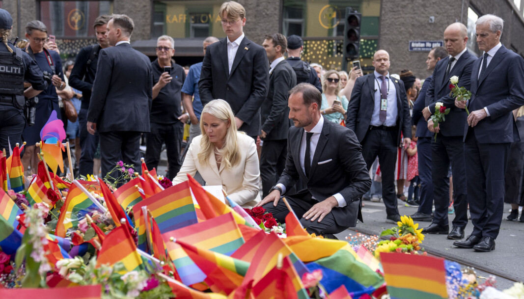 Kronprins Haakon og kronprinsesse Mette-Marit legger ned blomster ved åstedet for skyteangrepet i Oslo sentrum lørdag ettermiddag. I morgen er de i Oslo domkirke og deltar i sørgegudstjeneste. Foto: Javad Parsa / NTB Kronprins Haakon og kronprinsesse Mette-Marit legger ned blomster ved åstedet for skyteangrepet i Oslo sentrum lørdag ettermiddag. I morgen er de i Oslo domkirke og deltar i sørgegudstjeneste. Foto: Javad Parsa / NTB