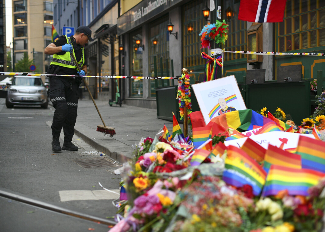 En politimann feide glasskår etter at tekniske undersøkelser var fullført utenfor utestedene der terrorsiktede Zaniar Matapour løsnet skudd natt til lørdag. En politimann feide glasskår etter at tekniske undersøkelser var fullført utenfor utestedene der terrorsiktede Zaniar Matapour løsnet skudd natt til lørdag.
