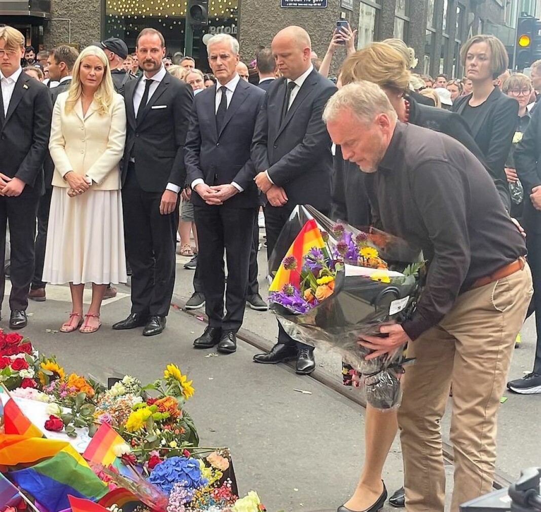 Byrådsleder Raymond Johansen, kronprinsparet, statsminister Jonas Gahr Støre, Trygve Slagsvold Vedum og kulturminister Anette Trettebergstuen la ned blomster der to ble drept og 21 skadd natt til lørdag. Byrådsleder Raymond Johansen, kronprinsparet, statsminister Jonas Gahr Støre, Trygve Slagsvold Vedum og kulturminister Anette Trettebergstuen la ned blomster der to ble drept og 21 skadd natt til lørdag.