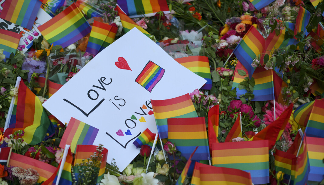 Folk har lagt ned blomster og pride-flagg etter det natt til lørdag ble avfyrt flere skudd på utsiden av London pub i sentrum av Oslo, der flere ble skadd og to drept. Folk har lagt ned blomster og pride-flagg etter det natt til lørdag ble avfyrt flere skudd på utsiden av London pub i sentrum av Oslo, der flere ble skadd og to drept.