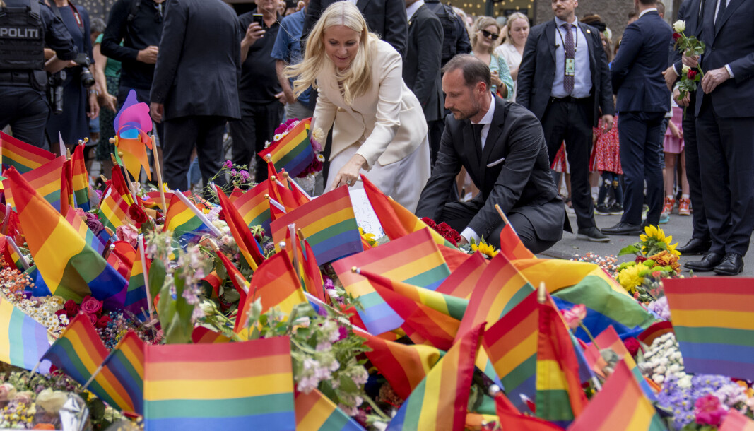 Oslo 20220625. Kronprins Haakon og kronprinsesse Mette-Marit legger ned blomster ved åstedet for skyteangrepet i Oslo sentrum.Foto: Javad Parsa / NTB Oslo 20220625. Kronprins Haakon og kronprinsesse Mette-Marit legger ned blomster ved åstedet for skyteangrepet i Oslo sentrum.Foto: Javad Parsa / NTB