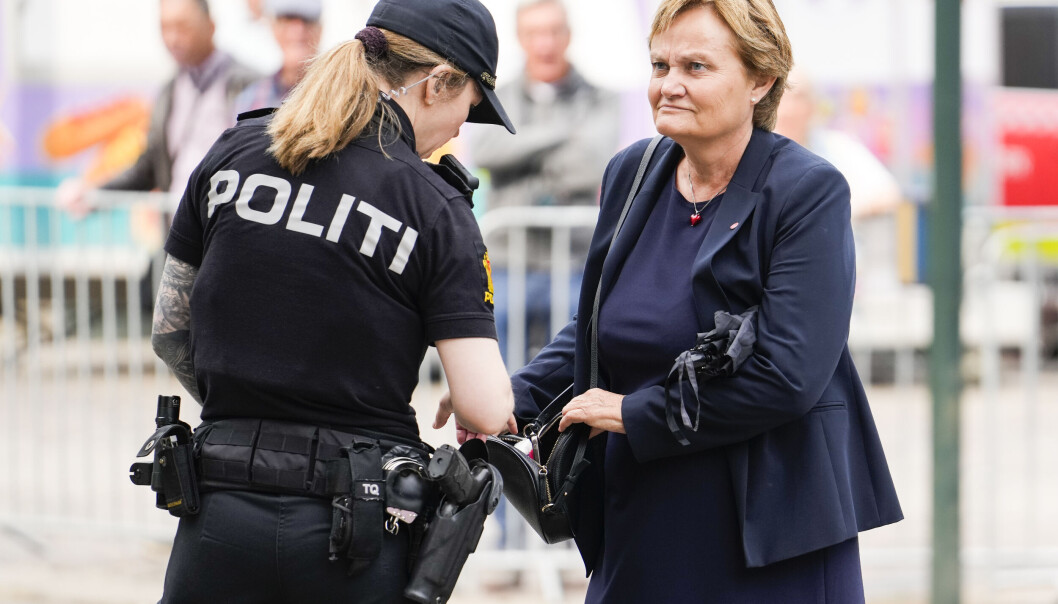 Politiet sjekker veska til stortingsrepresentant Rigmor Aasrud (Ap) når hun kommer til sørgegudstjenesten i Oslo domkirke etter angrepet i Oslo natt til lørdag. To personer ble drept og 21 personer skadet da en mann løsnet skudd mot utesteder i Oslo sentrum. Foto: Javad Parsa / NTB Politiet sjekker veska til stortingsrepresentant Rigmor Aasrud (Ap) når hun kommer til sørgegudstjenesten i Oslo domkirke etter angrepet i Oslo natt til lørdag. To personer ble drept og 21 personer skadet da en mann løsnet skudd mot utesteder i Oslo sentrum. Foto: Javad Parsa / NTB