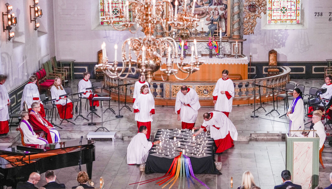 Domkoret tenner lys under sørgegudstjenesten i Oslo domkirke etter angrepet i Oslo natt til lørdag. Foto: Javad Parsa / NTB Domkoret tenner lys under sørgegudstjenesten i Oslo domkirke etter angrepet i Oslo natt til lørdag. Foto: Javad Parsa / NTB