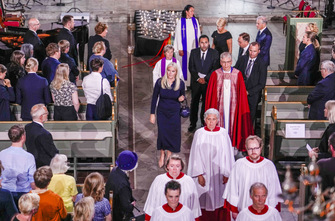 Kronprinsesse Mette-Marit og preses Olav Fykse Tveit etter sørgegudstjenesten i Oslo domkirke etter angrepet i Oslo natt til lørdag. To personer ble drept og 21 personer skadet da en mann løsnet skudd mot utesteder i Oslo sentrum. Foto: Javad Parsa / NTB Kronprinsesse Mette-Marit og preses Olav Fykse Tveit etter sørgegudstjenesten i Oslo domkirke etter angrepet i Oslo natt til lørdag. To personer ble drept og 21 personer skadet da en mann løsnet skudd mot utesteder i Oslo sentrum. Foto: Javad Parsa / NTB