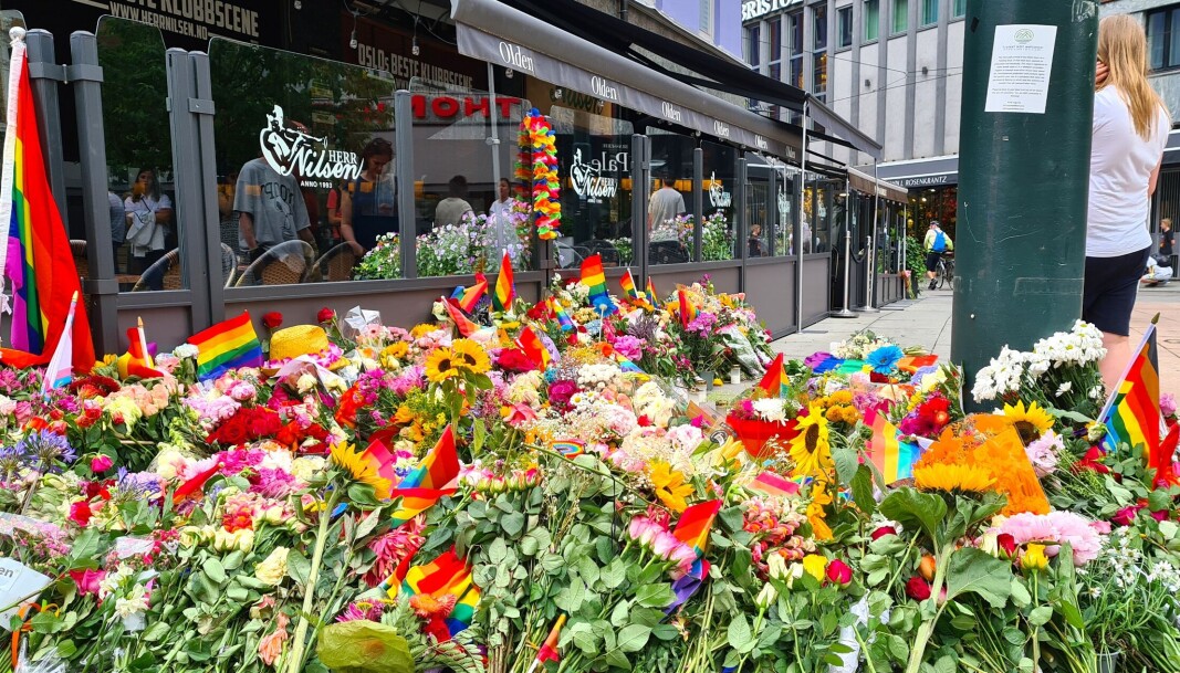 Et blomsterhav omkranser Per på hjørneyt og nabostedet HerrNilsen etter fredagnattas ugjerninger. Et blomsterhav omkranser Per på hjørneyt og nabostedet HerrNilsen etter fredagnattas ugjerninger.