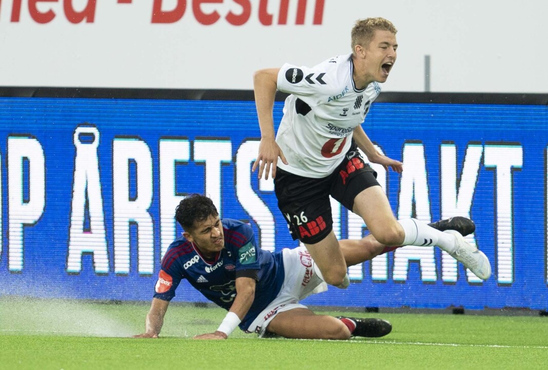 Vålerengas Osame Sahraoui feller Odds Jesper Svenungsen Skau. Men oslokluben er ikke bare på etterskudd på banen - også på tabellen er de langt bak de beste. Vålerengas Osame Sahraoui feller Odds Jesper Svenungsen Skau. Men oslokluben er ikke bare på etterskudd på banen - også på tabellen er de langt bak de beste.
