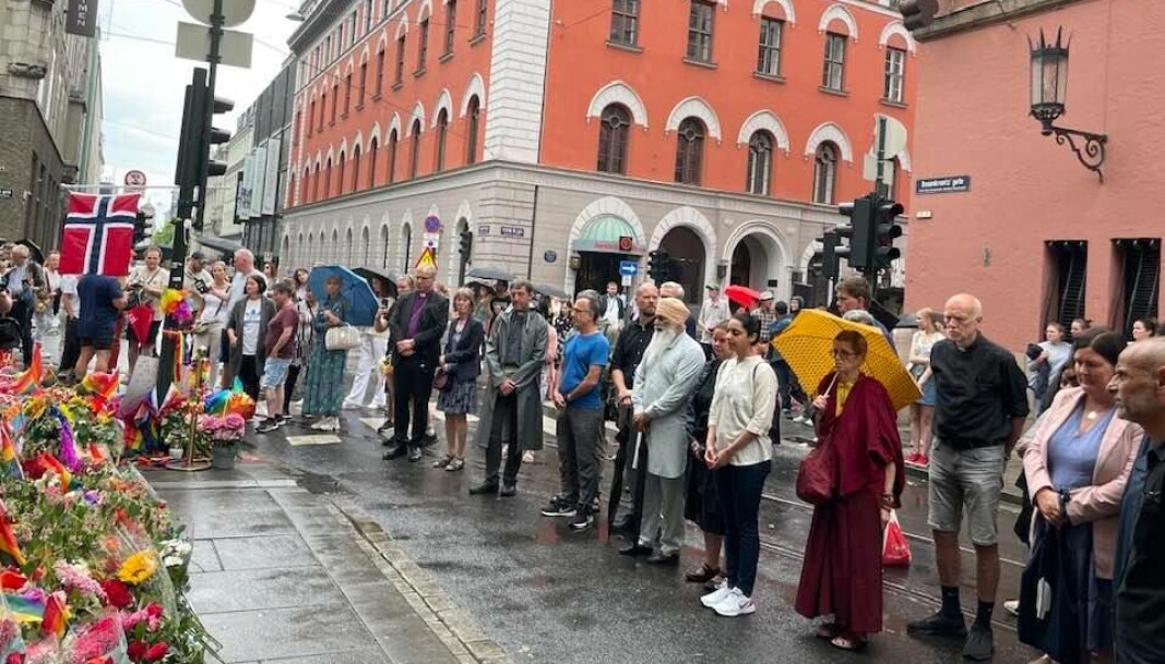 Klokka 13 søndag samlet Samarbeidsrådet for tros- og livssynssamfunn seg og la ned blomster på åstedet for angrepet ved London pub natt til lørdag. Klokka 13 søndag samlet Samarbeidsrådet for tros- og livssynssamfunn seg og la ned blomster på åstedet for angrepet ved London pub natt til lørdag.