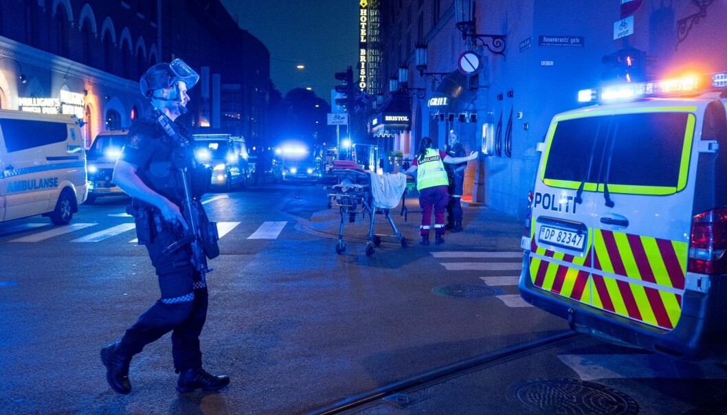 Politi og andre nødetater på plass etter skytingen natt til lørdag. Zaniar Matapour ble pågrepet vis-a-vis hotell Bristol minutter etter å ha drept to menn og skadd 21 personer. Politi og andre nødetater på plass etter skytingen natt til lørdag. Zaniar Matapour ble pågrepet vis-a-vis hotell Bristol minutter etter å ha drept to menn og skadd 21 personer.