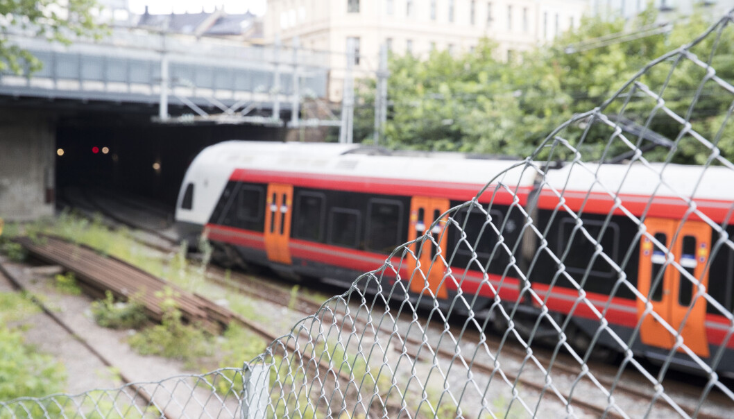 Ungdommene hadde tatt seg over et gjerde og inn i tunnelmunningen kalt Strupen. Inne i tunnelen klatret de opp på taket til et gammelt, nedslitt og overtagget togsett. Ungdommene hadde tatt seg over et gjerde og inn i tunnelmunningen kalt Strupen. Inne i tunnelen klatret de opp på taket til et gammelt, nedslitt og overtagget togsett.