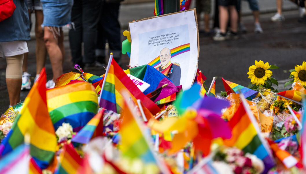Nær drapsstedet bugner blomstene, Pride-flagg og en plakat med sitat fra kong Haralds tale: «Nordmenn er jenter som er glad i jenter, gutter som er glad i gutter, og jenter og gutter som er glad i hverandre» Nær drapsstedet bugner blomstene, Pride-flagg og en plakat med sitat fra kong Haralds tale: «Nordmenn er jenter som er glad i jenter, gutter som er glad i gutter, og jenter og gutter som er glad i hverandre»