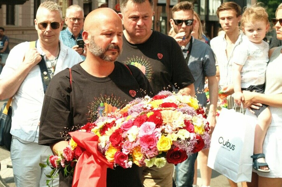 Leder for Arbeiderpartiets homonettverk Jon Reidar Øyan la ned blomster på åstedet for fredagsnattas terrorangrep.