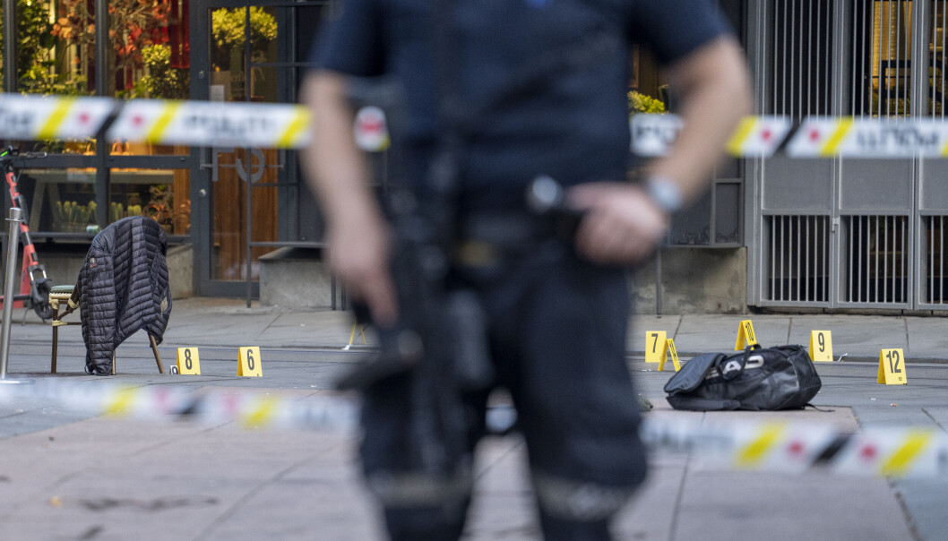 Politimann vokter åstedet kort tid etter skytingen natt til lørdag. Til høyre baggen Zaniar Matapour skal ha båret med to skytevåpen. Politimann vokter åstedet kort tid etter skytingen natt til lørdag. Til høyre baggen Zaniar Matapour skal ha båret med to skytevåpen.