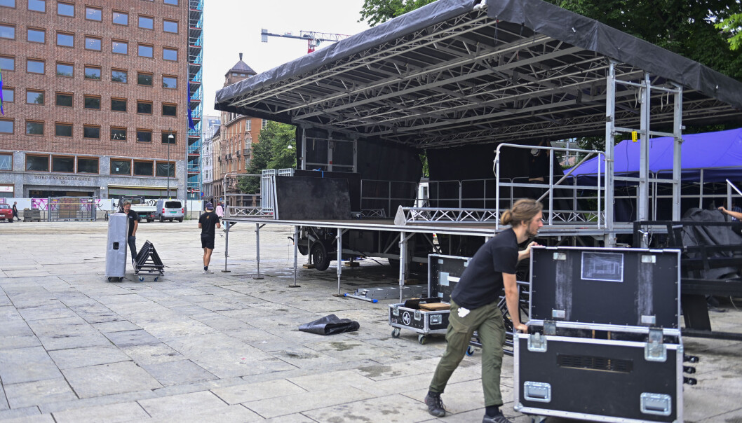 Det rigges ned på Rådhusplassen etter at politiet tidligere på dagen gikk ut med en anbefaling om at mandagens Pride-arrangement burde avlyses. Foto: Annika Byrde / NTB Det rigges ned på Rådhusplassen etter at politiet tidligere på dagen gikk ut med en anbefaling om at mandagens Pride-arrangement burde avlyses. Foto: Annika Byrde / NTB