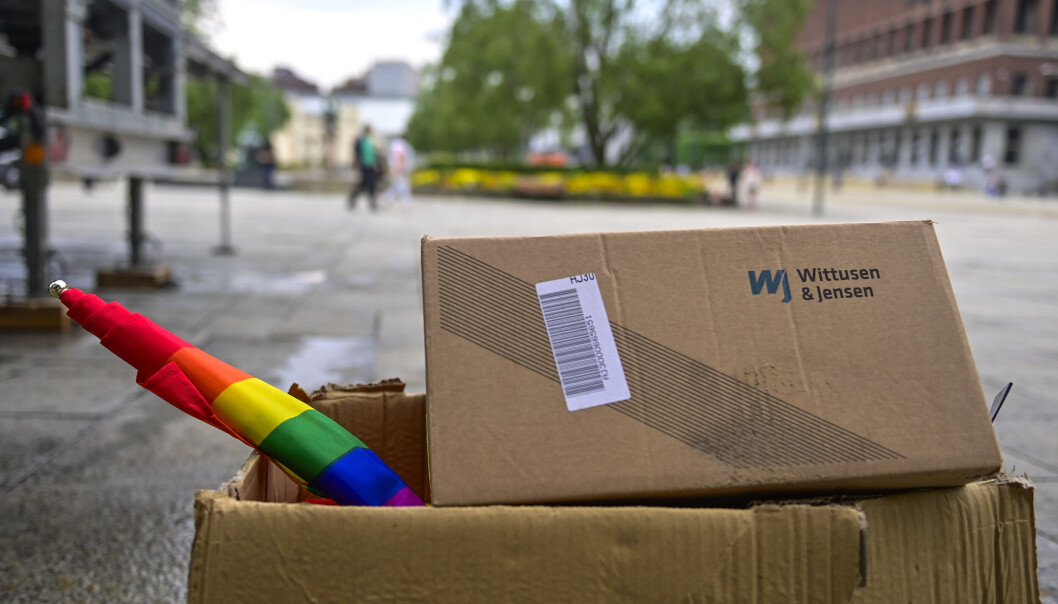 En pappeske med Pride-flagg står mens det rigges ned på Rådhusplassen etter at arrangøren fulgte politiets råd og avlyste markeringen. En pappeske med Pride-flagg står mens det rigges ned på Rådhusplassen etter at arrangøren fulgte politiets råd og avlyste markeringen.