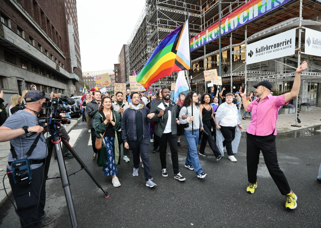 Oslo Pride har avlyst kveldens markering - likevel strømmer folk til Rådhusplassen og trosser politiets råd om å ikke møte opp.