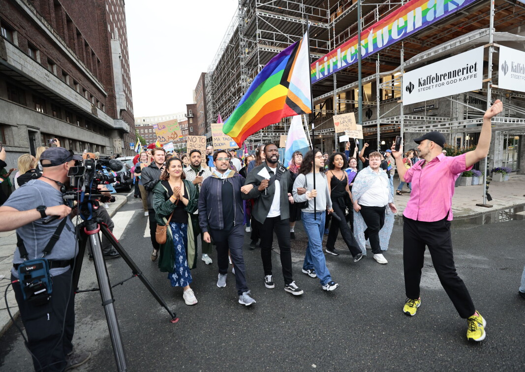Oslo Pride har avlyst kveldens markering - likevel strømmer folk til Rådhusplassen og trosser politiets råd om å ikke møte opp. Oslo Pride har avlyst kveldens markering - likevel strømmer folk til Rådhusplassen og trosser politiets råd om å ikke møte opp.