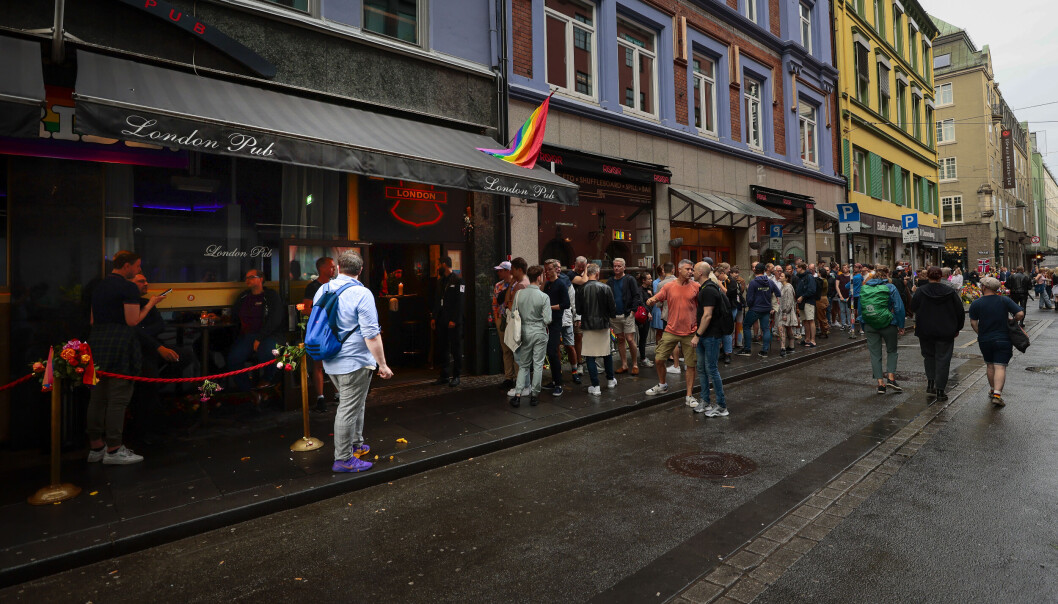 London pub ved 21-tiden mandag kveld: Lange køer for å komme inn. Og helt stappfullt inne. London pub ved 21-tiden mandag kveld: Lange køer for å komme inn. Og helt stappfullt inne.