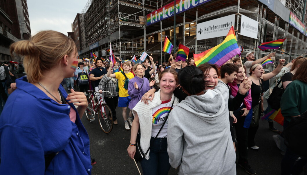 Spontant strømmet mellom 2.000 og 3.000 mennesker til Rådhusplassen i et improvisert Pride-tog da det offisielle arrangementet var avlyst etter råd fra politiet. Spontant strømmet mellom 2.000 og 3.000 mennesker til Rådhusplassen i et improvisert Pride-tog da det offisielle arrangementet var avlyst etter råd fra politiet.