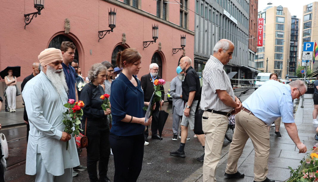 Allerede på søndag samlet lokale og nasjonale religions- og livssynssledere seg ved åstedet for å vise medfølelse med ofrene for angrepet, og solidaritet med alle skeive som føler seg utrygge som følge av den, sier artikkelforfatteren. Allerede på søndag samlet lokale og nasjonale religions- og livssynssledere seg ved åstedet for å vise medfølelse med ofrene for angrepet, og solidaritet med alle skeive som føler seg utrygge som følge av den, sier artikkelforfatteren.