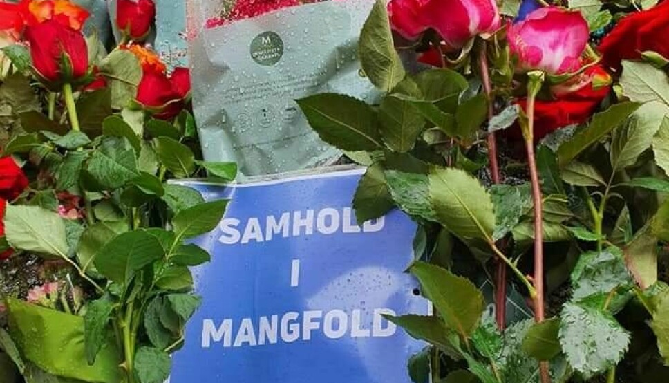 'Samhold i Mangfold' står det på denne buketten lagt ned av STL ved åstedet for fredagens forferdelige hendelser.