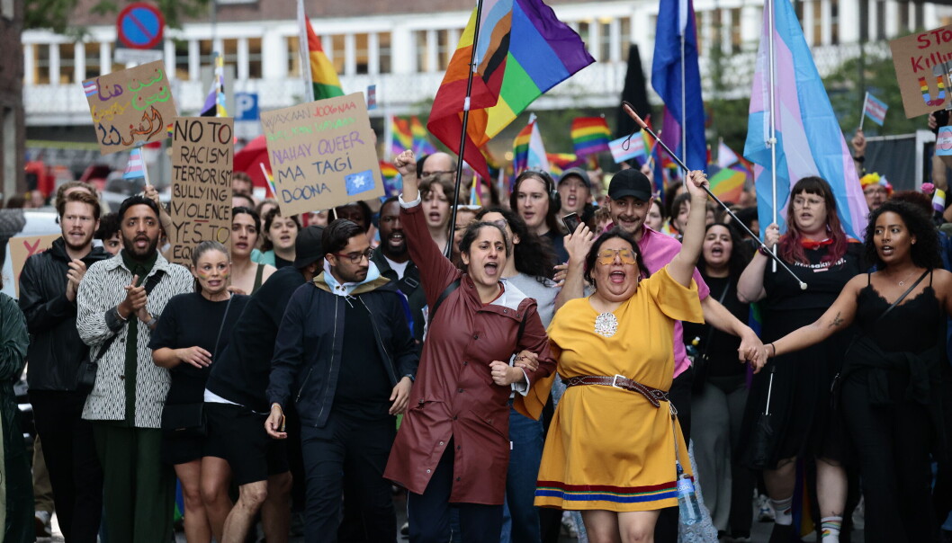 Flere tusen trosset politiets råd om å ikke dra til Rådhusplassen da den offisielle Pride-markeringen ble avlyst grunnet frykt for nye terrorangrep. Flere tusen trosset politiets råd om å ikke dra til Rådhusplassen da den offisielle Pride-markeringen ble avlyst grunnet frykt for nye terrorangrep.