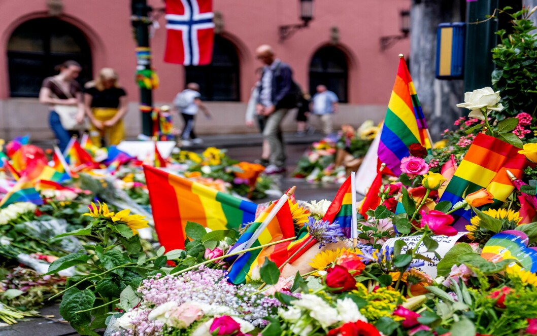 Pride-flagg og blomster like ved der to ble drept og over 20 personer skadd.