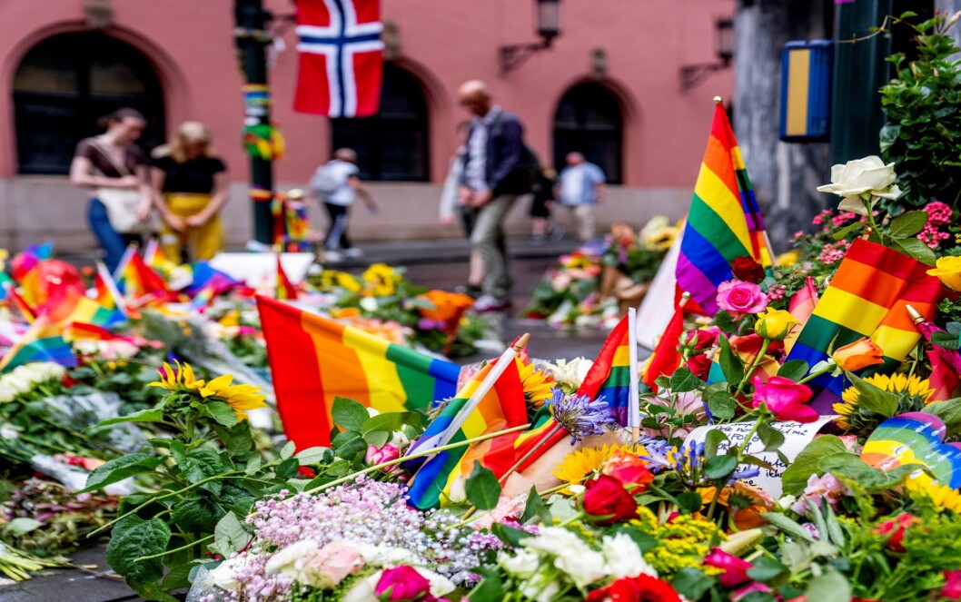 Pride-flagg og blomster like ved der to ble drept og over 20 personer skadd. Pride-flagg og blomster like ved der to ble drept og over 20 personer skadd.