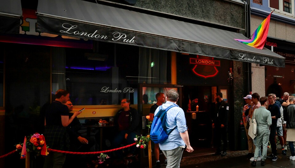 Da London pub gjenåpnet mandag kveld var det stappfullt inne og lange køer for å komme inn. I natt valgte puben å evakuere gjester etter et høyt smell.