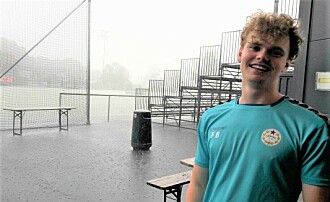 Filips (20) sommerjobb med barn på Voldsløkka regnet nesten bort, men han er like blid. - Viktigst at ungene har det gøy!