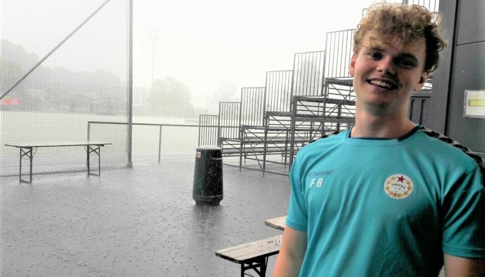 Filip Garcia Benito (20) har sommerjobb som trener for barn hos Sagene IF. Et voldsomt regnvær sendte alle inn i klubbhuset, og banen ble lagt under vann. Det er sommer i Oslo!