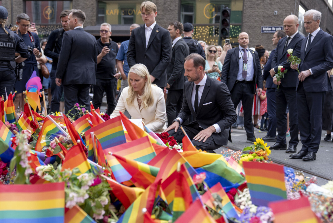 Kronprinsparet ved åstedet for skyteangrepet. Bak står prins Sverre Magnus, statsminister Jonas Gahr Støre (Ap) og finansminister Trygve Slagsvold Vedum (Sp). Kronprinsparet ved åstedet for skyteangrepet. Bak står prins Sverre Magnus, statsminister Jonas Gahr Støre (Ap) og finansminister Trygve Slagsvold Vedum (Sp).