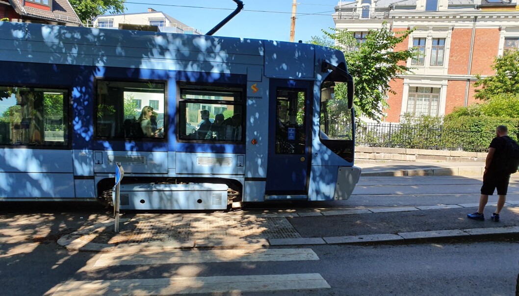 Trikken kommer ofte i susende fart på vei inn til stoppet på den andre siden av krysset. Dette gjør trafikken i krysset skummel og farlig mener både Nordbø og Walaker. Trikken kommer ofte i susende fart på vei inn til stoppet på den andre siden av krysset. Dette gjør trafikken i krysset skummel og farlig mener både Nordbø og Walaker.