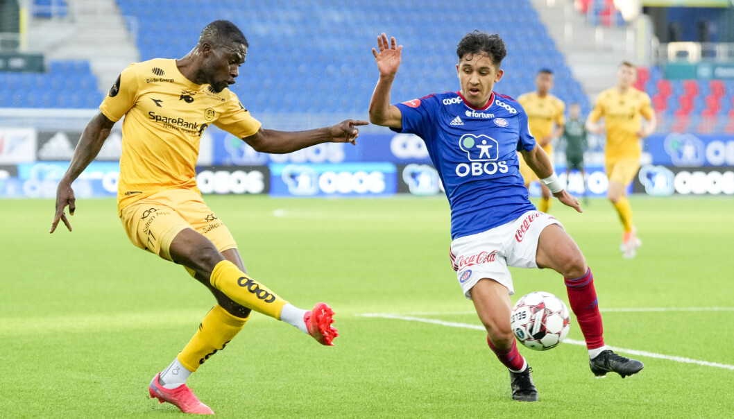 Bodø/Glimts Gilbert Koomson og Vålerengas Osame Sahraoui under NM-kampen i fotball mellom Vålerenga og Bodø/Glimt på Intility Arena. Foto: Beate Oma Dahle / NTB Bodø/Glimts Gilbert Koomson og Vålerengas Osame Sahraoui under NM-kampen i fotball mellom Vålerenga og Bodø/Glimt på Intility Arena. Foto: Beate Oma Dahle / NTB