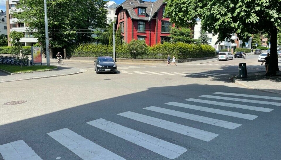 Både trikken og biler har for høy fart gjennom krysset Niels Juels gate/Drammensveien, mener Tore Wilken Nitter Walaker.