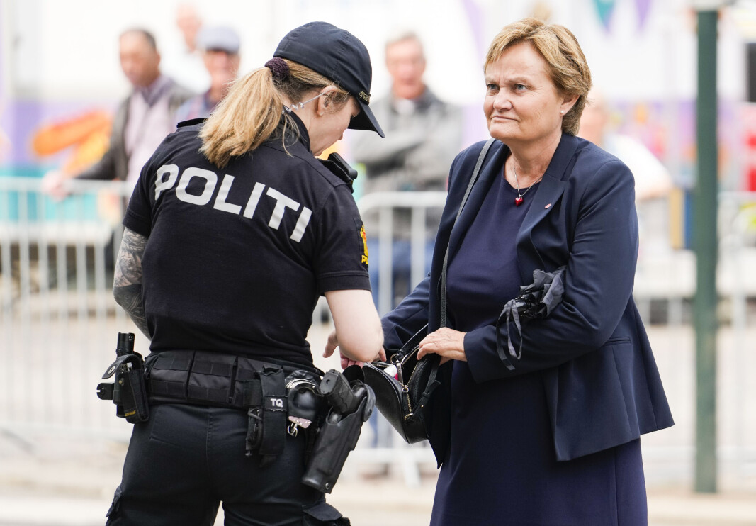 Politiet sjekket veska til stortingsrepresentant Rigmor Aasrud (Ap) da hun kom til sørgegudstjenesten i Oslo domkirke på søndag. Politiet sjekket veska til stortingsrepresentant Rigmor Aasrud (Ap) da hun kom til sørgegudstjenesten i Oslo domkirke på søndag.