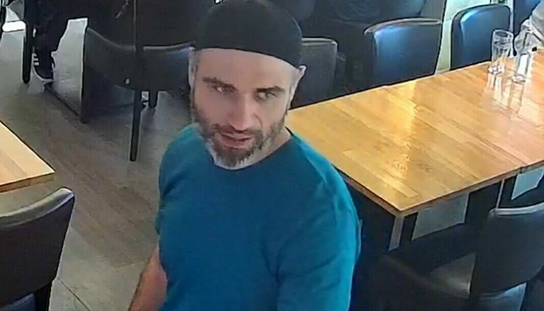 Dette bildet ble frigjort av politiet onsdag. Det viser den terrorsiktede Zaniar Matapour ikledd en blå t-skjorte på et serveringssted i Oslo sentrum rundt klokka 16.10 fredag ettermiddag.