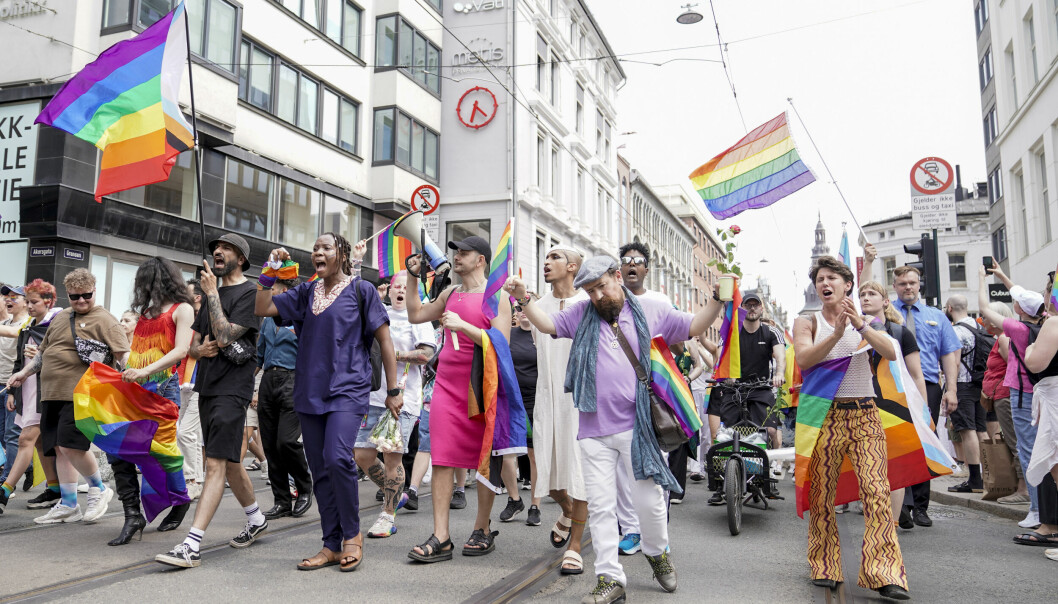 Flere hundre mennesker samlet seg lørdag ettermiddag til en spontan solidaritetsmarkering etter at den opprinnelige prideparaden ble avlyst som følge av skyteepisoden mot London Pub natt til lørdag. Foto: Håkon Mosvold Larsen / NTB