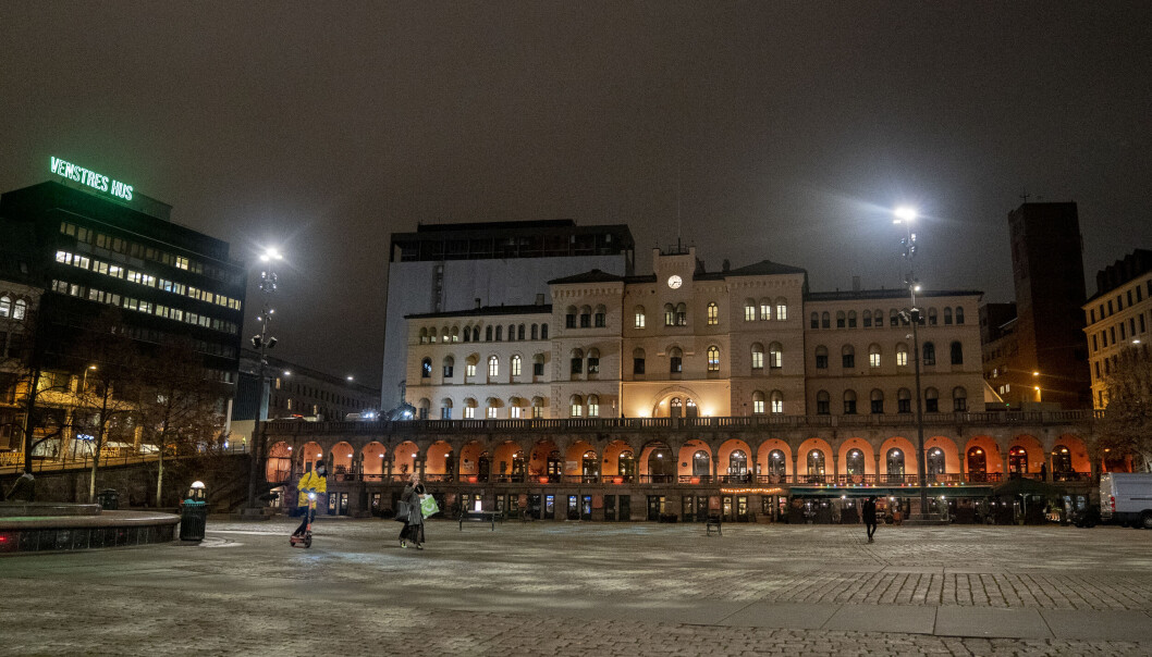 — Særlig i situasjonen vi står i nå med tanke på trusselnivå. Det er forståelig at folk melder fra ved slike observasjoner, sier politiet om den etterlatte sekken ved Youngstorget. — Særlig i situasjonen vi står i nå med tanke på trusselnivå. Det er forståelig at folk melder fra ved slike observasjoner, sier politiet om den etterlatte sekken ved Youngstorget.