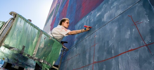 Eva (21) har malt to skeive venner på en diger vegg, midt på Løkka