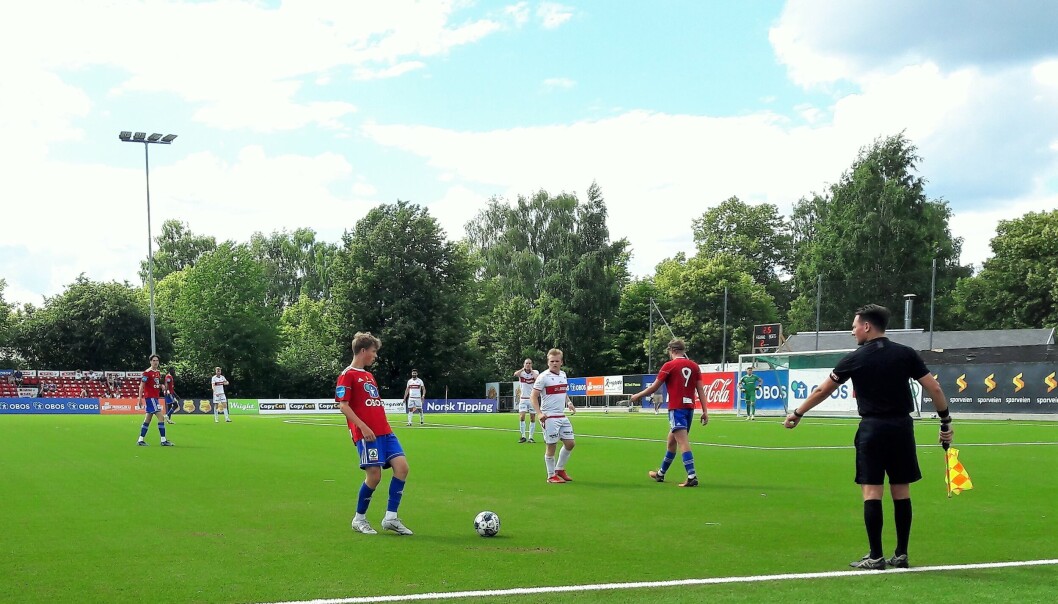 Det nye banedekket passet godt for Skeids teknisk gode unge spillere. Her til U16 landslagets Mikkel Wennberg Lindbäck frispark. Skeid vant kampen mot Sandviken 5-3. Det nye banedekket passet godt for Skeids teknisk gode unge spillere. Her til U16 landslagets Mikkel Wennberg Lindbäck frispark. Skeid vant kampen mot Sandviken 5-3.