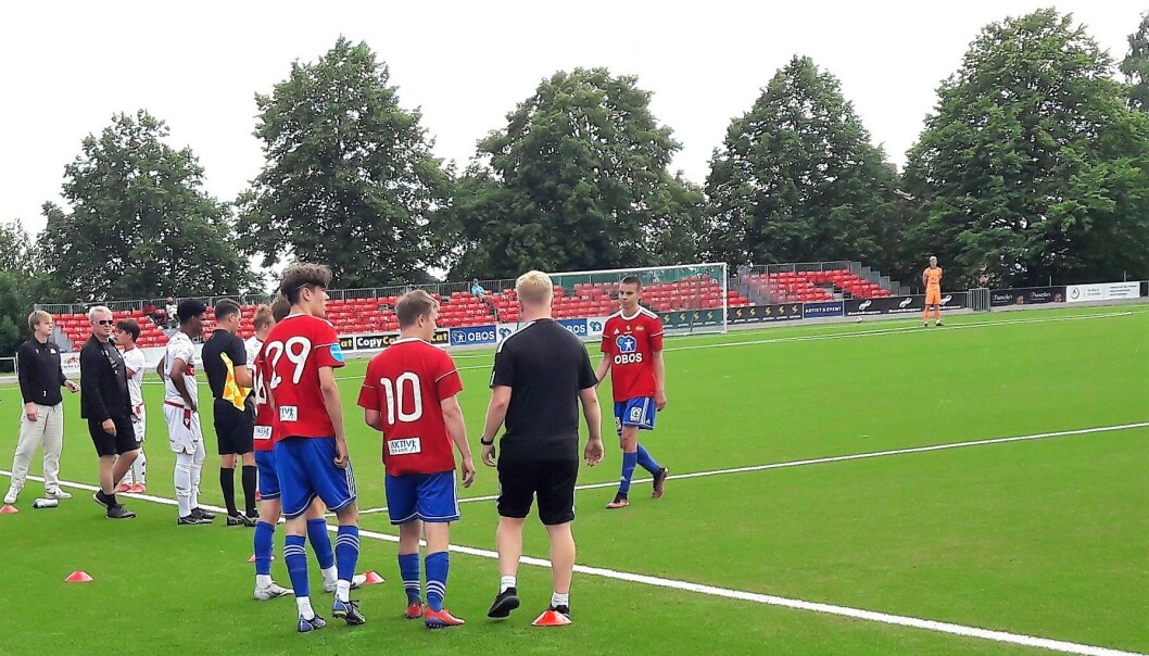 Øyeblikket da skeidtrener Martin Dolvik slipper innpå debutantene Mikkel Wennberg Lindbäck (16) og Fabjan Starcevic (29) og veteran Jens Rongved (10). Debutant Robin Jenssen-Sæther går av banen. Øyeblikket da skeidtrener Martin Dolvik slipper innpå debutantene Mikkel Wennberg Lindbäck (16) og Fabjan Starcevic (29) og veteran Jens Rongved (10). Debutant Robin Jenssen-Sæther går av banen.