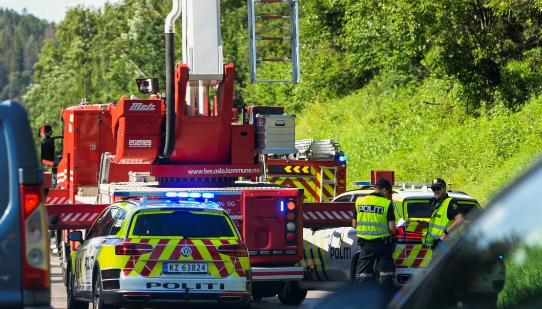 Politi og brannvesen på plass for å rydde opp etter påkjørselen av bilen med Sian-leder Lars Thorsen lørdag. Politi og brannvesen på plass for å rydde opp etter påkjørselen av bilen med Sian-leder Lars Thorsen lørdag.