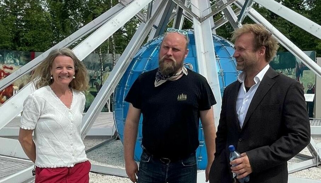 Birgitte Espeland inne i Roseslottet sammen med de to kunstneriske lederne Eimund Sand og Vebjørn Sand.