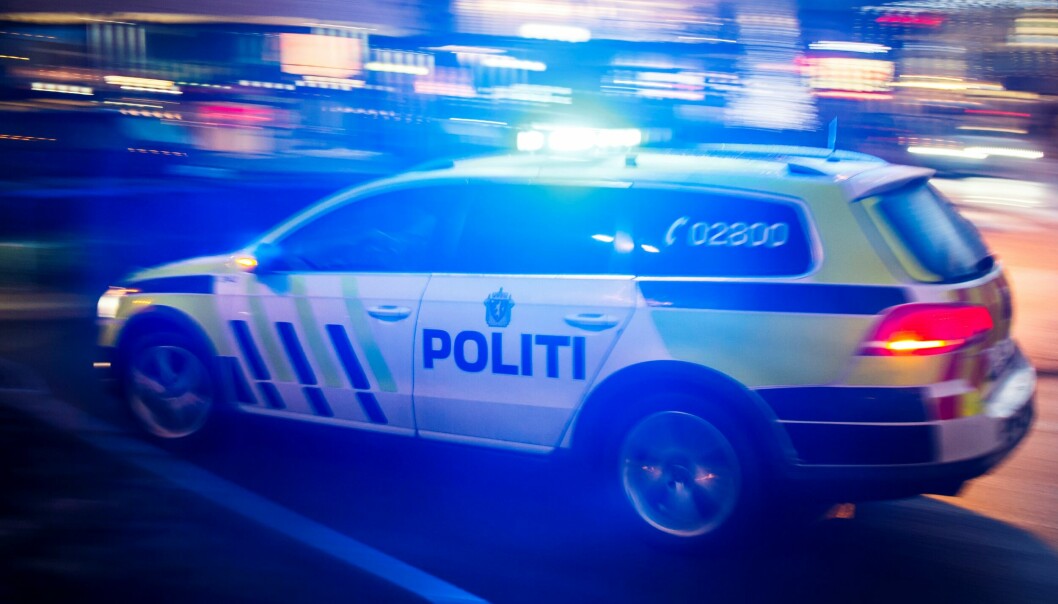 Politiet mistenker at en 18 år gammel mann var ruset da han kjørte inn i et tre i Ravnåsveien på Holmlia tirsdag morgen.
