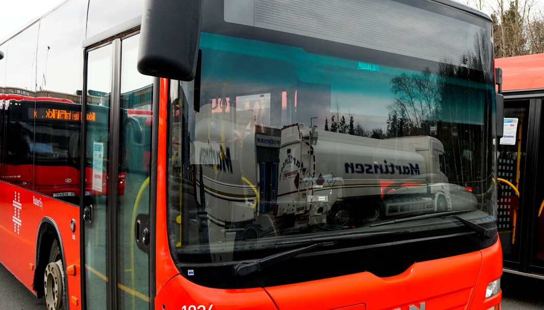— Opplysningene vi har per nå tilsier at den skadde mannen har sparket i bussen og slik skadet benet, opplyste politiet om den skadde mannen. — Opplysningene vi har per nå tilsier at den skadde mannen har sparket i bussen og slik skadet benet, opplyste politiet om den skadde mannen.