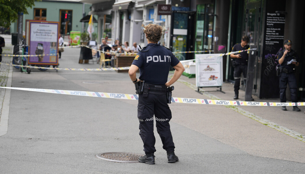 Politiet jobber på stedet etter at en person er fraktet til sykehus med alvorlige skader etter å ha blitt skadd med en skarp gjenstand på Grønland i Oslo. Foto: Javad M. Parsa / NTB
